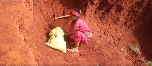 रातो माटो बेचेर दसैँ खर्च जोहो गर्दै महोत्तरीका महिला